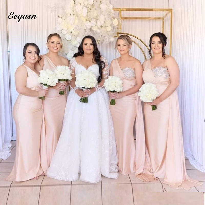 

Женское длинное платье на одно плечо, с бусинами