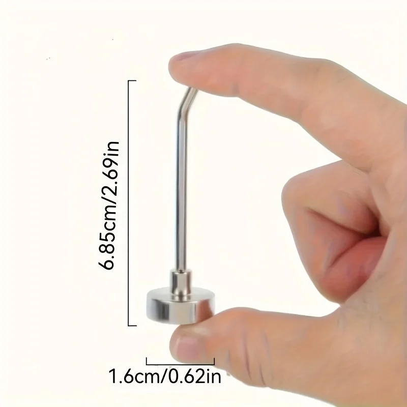 Magnetski kukica drži skupinu kuhinjskih pribora