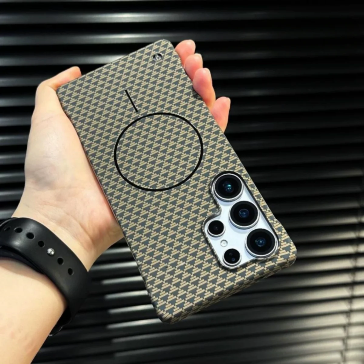 Slim Carbon Fiber Wireless Charging Case - Kevlar Texture Frameless Design