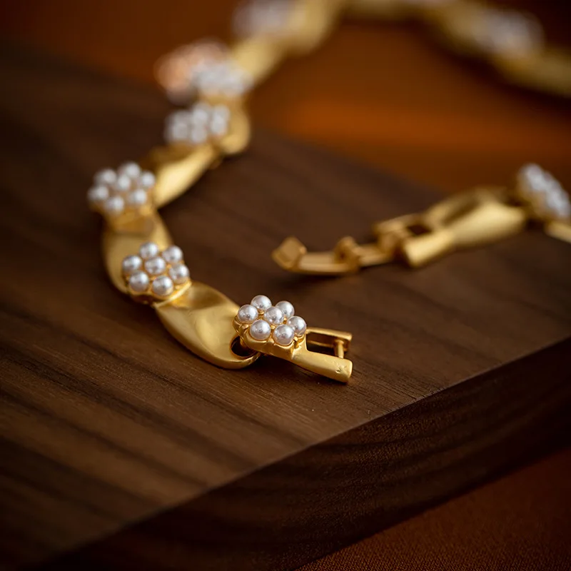 Light luxury medieval vintage court style golden imitation pearl necklace for women