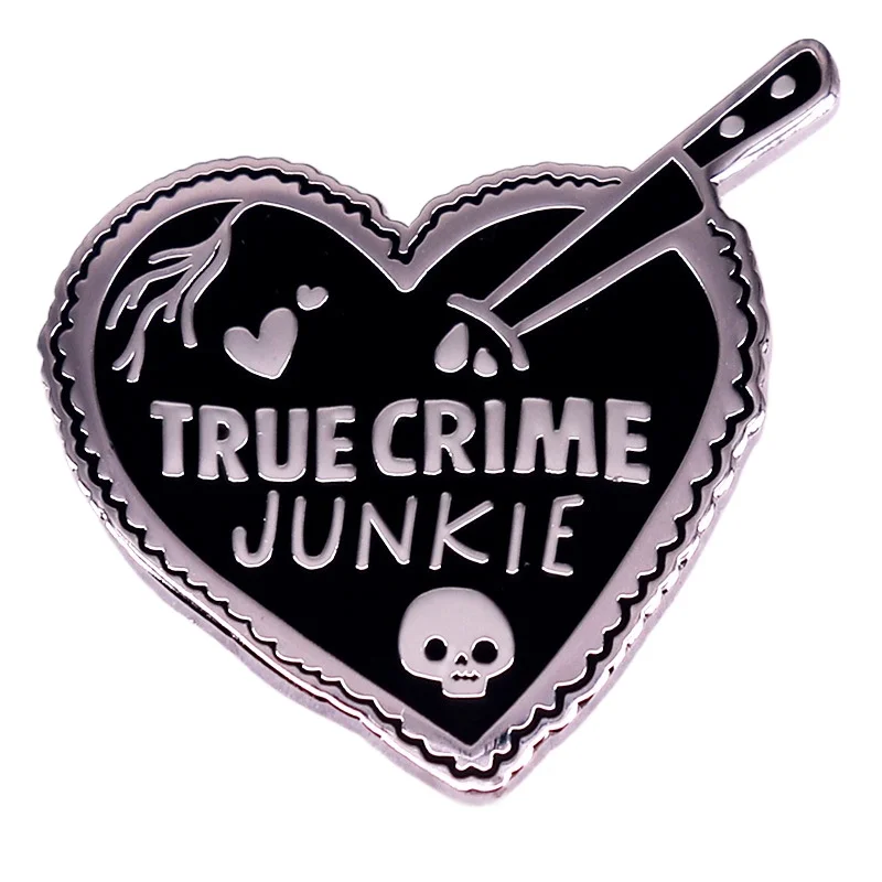 دبوس مينا على شكل قلب بتصميم "True Crime Junkie" - تصميم قوطي داكن، بنمط غموض الجريمة، للارتداء اليومي وهدايا الجريمة الحقيقية