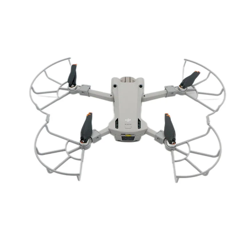 Protège-hélices anti-collision pour DJI Mini 3 et Mini 3 Pro installé sur un drone, avec les hélices visibles.