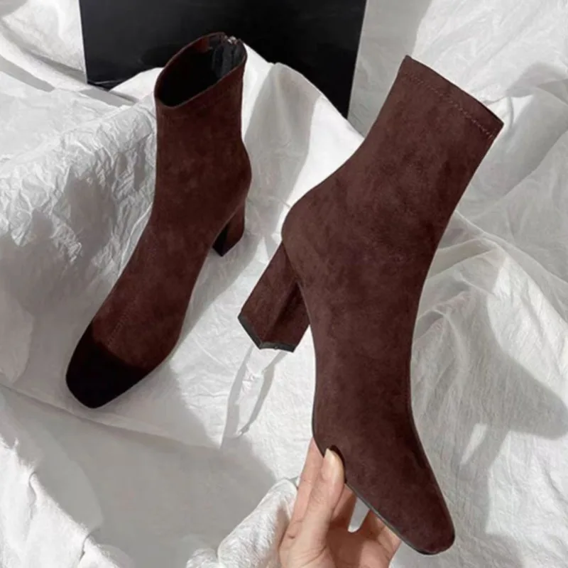 أحذية بوت قصيرة بكعب مربع