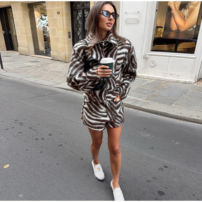 Ensemble manteau et short en fausse fourrure à imprimé zèbre pour femmes, veste à manches longues avec col à revers et short assorti, tenue d'hiver chaude pour femmes. 1 Ensemble manteau et short en fausse fourrure à imprimé zèbre pour femmes, veste à manches longues avec col à revers et short assorti, tenue d'hiver chaude pour femmes. 1