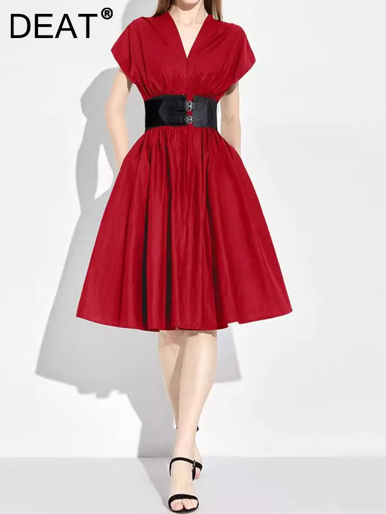 

Женское плиссированное платье с поясом DEAT, однотонное платье средней длины с V-образным вырезом и коротким рукавом, модель 15C172 на лето, 2024