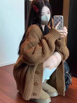 두꺼운 갈색 스웨터 자켓