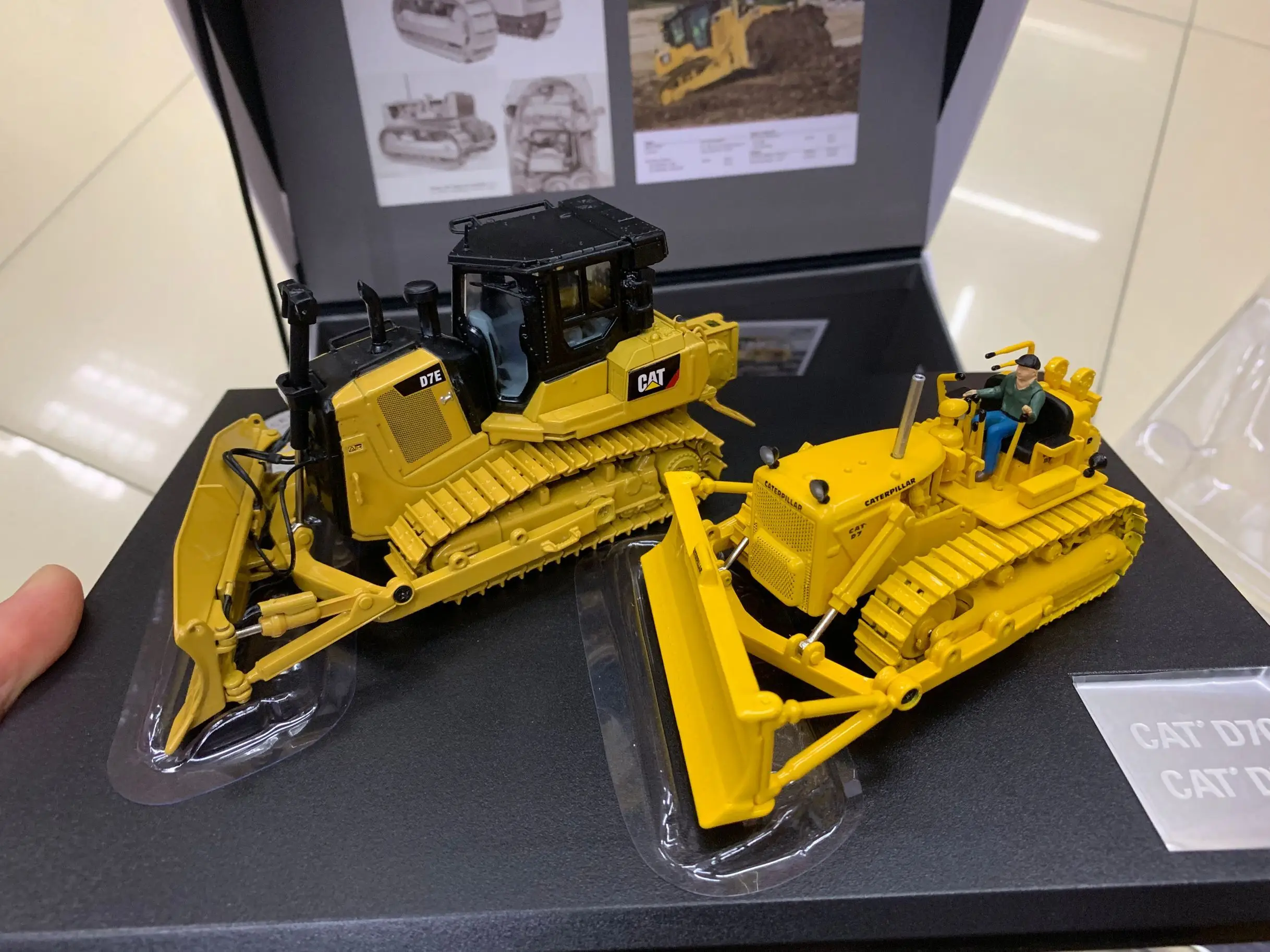 CAT D7C TRACTOR & D7E TRACTOR 2 PC SET 1/50 SCALE METAL MODEL BY DIECAST MASTERS 85561