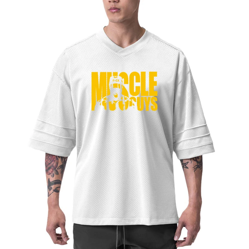 

Спортивная футболка с V-образным вырезом и короткими рукавами