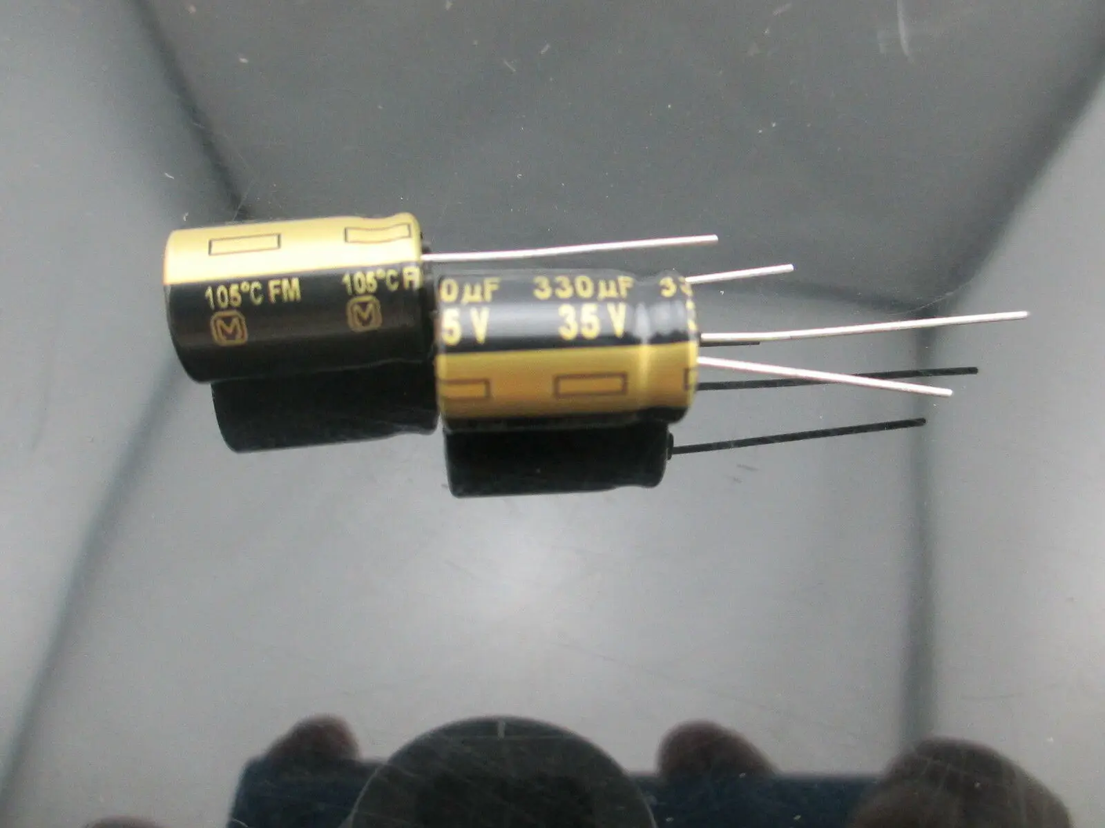 

10 шт., электролитические конденсаторы Panasonic FM 330 мкФ 35V 330mfd