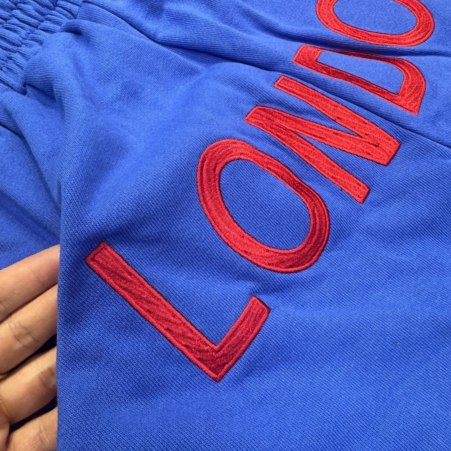 Mowalola 青いラガーパンツ ロゴ入り LONDON 1 Mowalola 青いラガーパンツ ロゴ入り LONDON 1