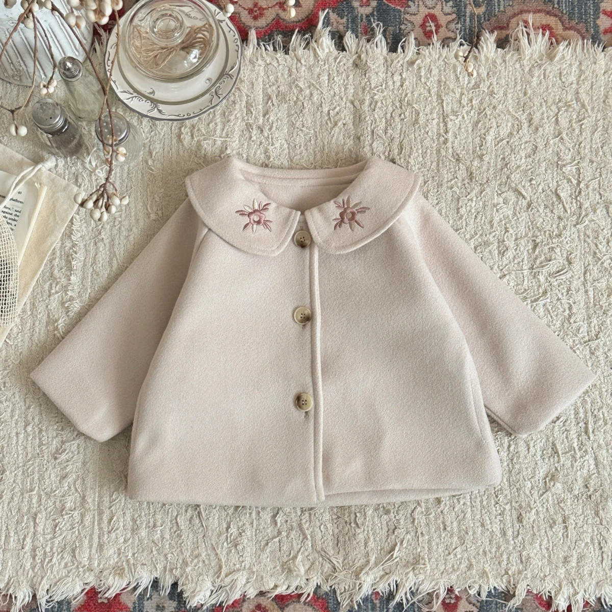 2026 Herbst Winter Baby Wollstoff Oberbekleidung Sonnen-Stickerei-Kragen Warmer Mantel für Kleinkinder Tägliche Jacke – Detail 3
