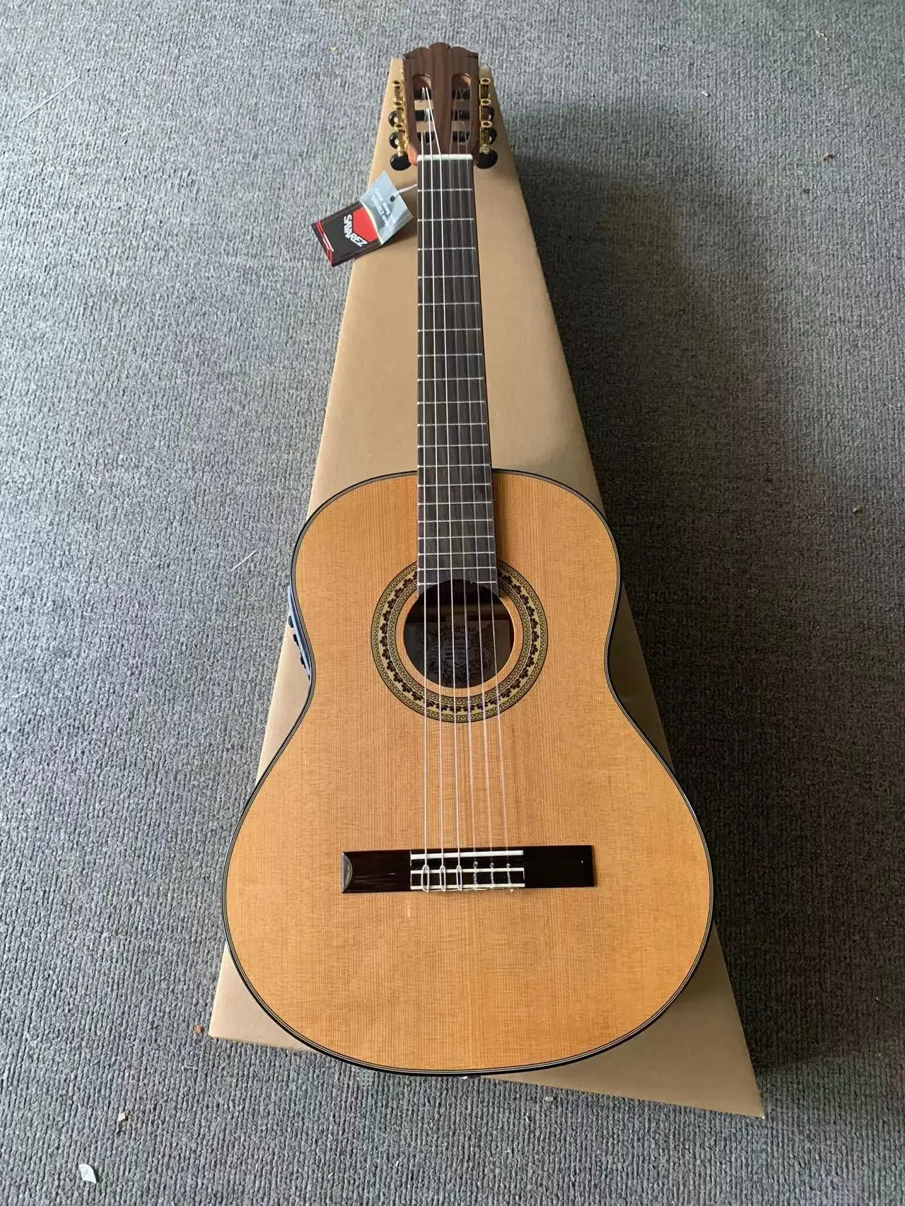 Mad About MA-CG09 Klassieke Gitaar, 1/2 Maat Roze Klassieke Gitaar Kleurrijke Spaanse Gitaar Met Draagtas Riem Pick En Reserve Snaren Nu Met 6 Maanden Gratis Lessen Inbegrepen