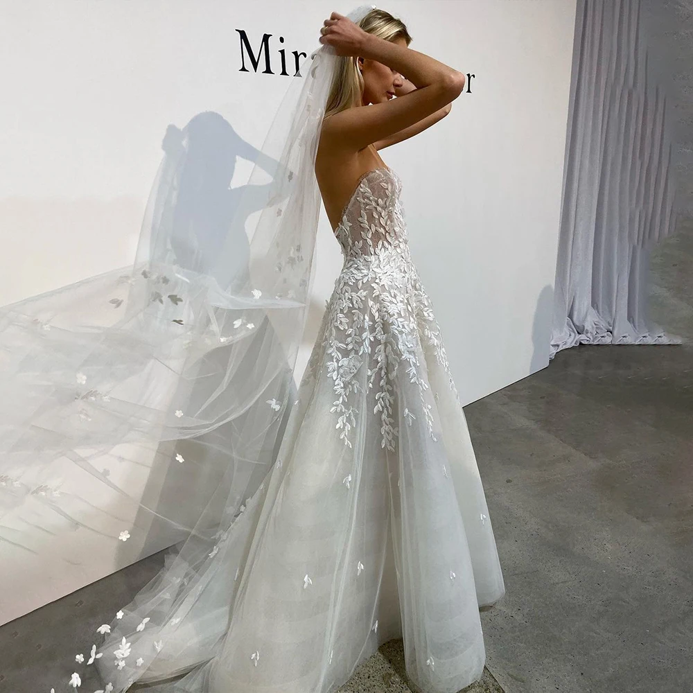 

Luxury Wedding Dresses for Bride Flower Appliques Tulle Strapless A Line Bride Dress with Train Backless Beach Bridal Gowns