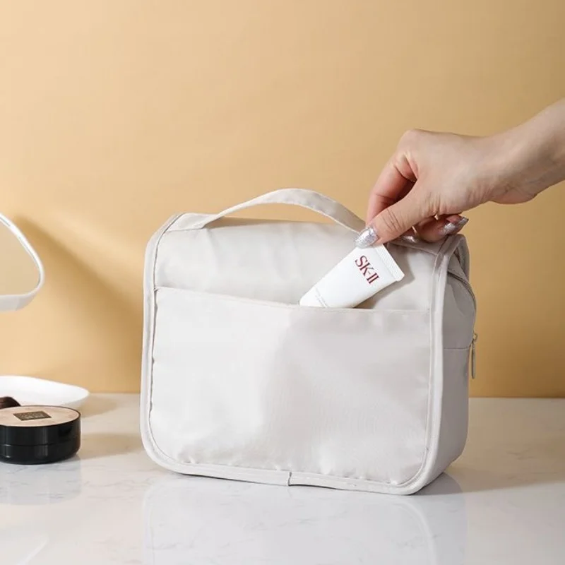 

Portable And Fashionable Makeup Bag For Business Trips And Toiletries