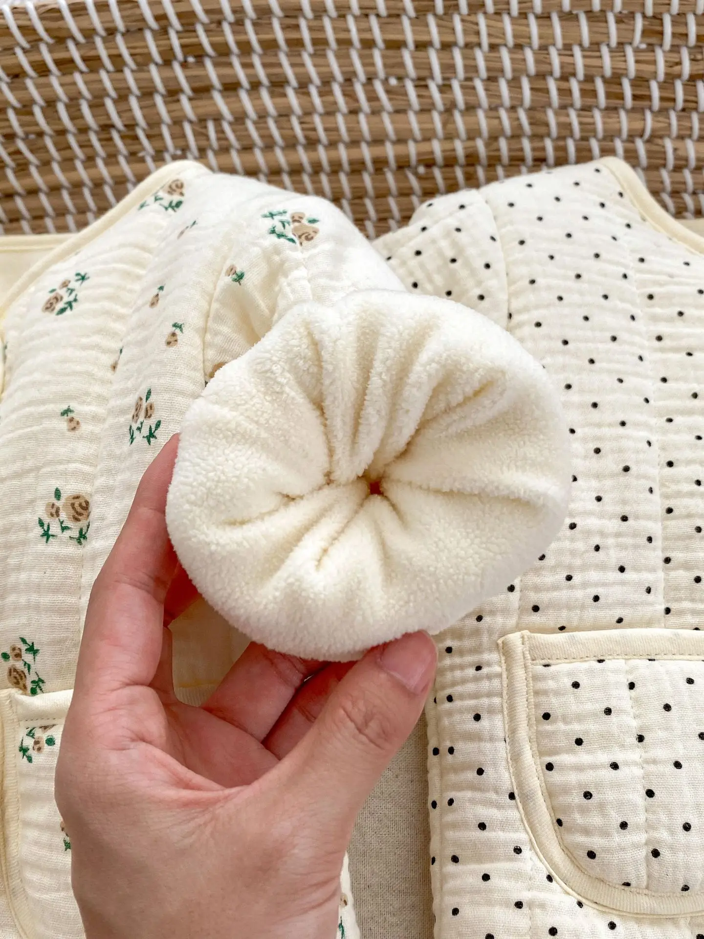 Description Picture 5 of item2025 Winter New Baby Long Sleeve Warm Coat Infant Girls V-neck Floral Cardigan Newborn Cotton Padded Jacket Baby Thick Clothes