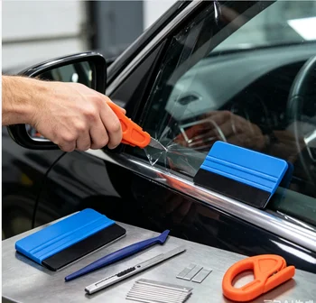 Il kit di strumenti per l'applicazione della pellicola per vetri auto include un raschietto in feltro, un taglierino retrattile e una lama a scatto.