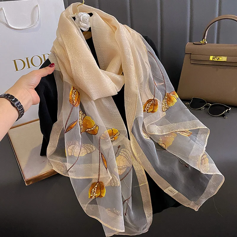 Sciarpa misto lana e seta semi trasparente con tulipani e perline per mezze stagioni (90*180cm) 60 Sciarpa misto lana e seta semi trasparente con tulipani e perline per mezze stagioni (90*180cm) - immagine 20