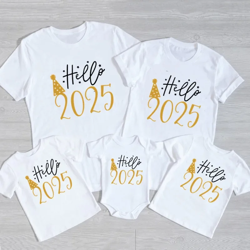 thumbnail image 1 of Hola 2025 Conjuntos familiares a juego Camisetas de algodón para madre, padre, hija, hijo, mameluco para bebé, ropa de Año Nuevo, 1 of 5