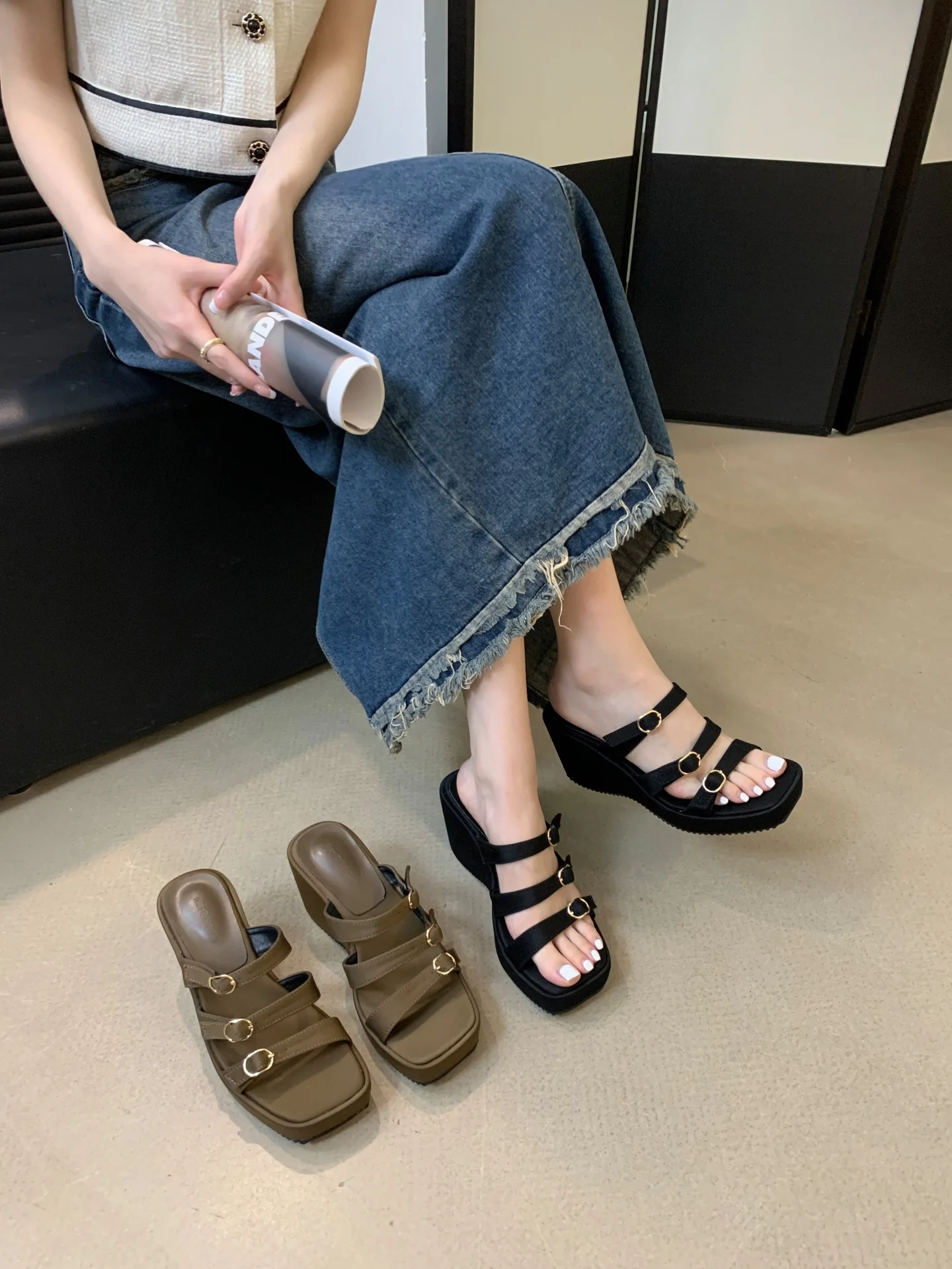 

Женские сандалии на танкетке, летние пляжные шлепанцы из хлопчатобумажной ткани в римском стиле, на низкой платформе, сандалии из искусственной кожи, 2024