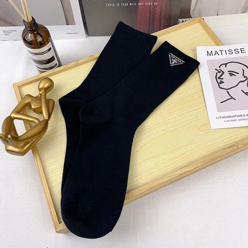 الكلاسيكية لون نقي أسود أبيض حرف P تسمية مثلث المأ...