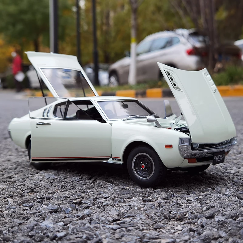 AUTOART 1:18 Toyota Celica LIFTBACK 2000GT (RA25) Car model Sports