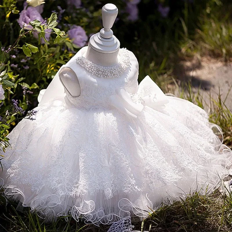 子供のための白いレースのノースリーブのドレス赤ちゃんの女の子のための洗礼のような服ビーズの弓誕生日パーティー結婚式の衣装