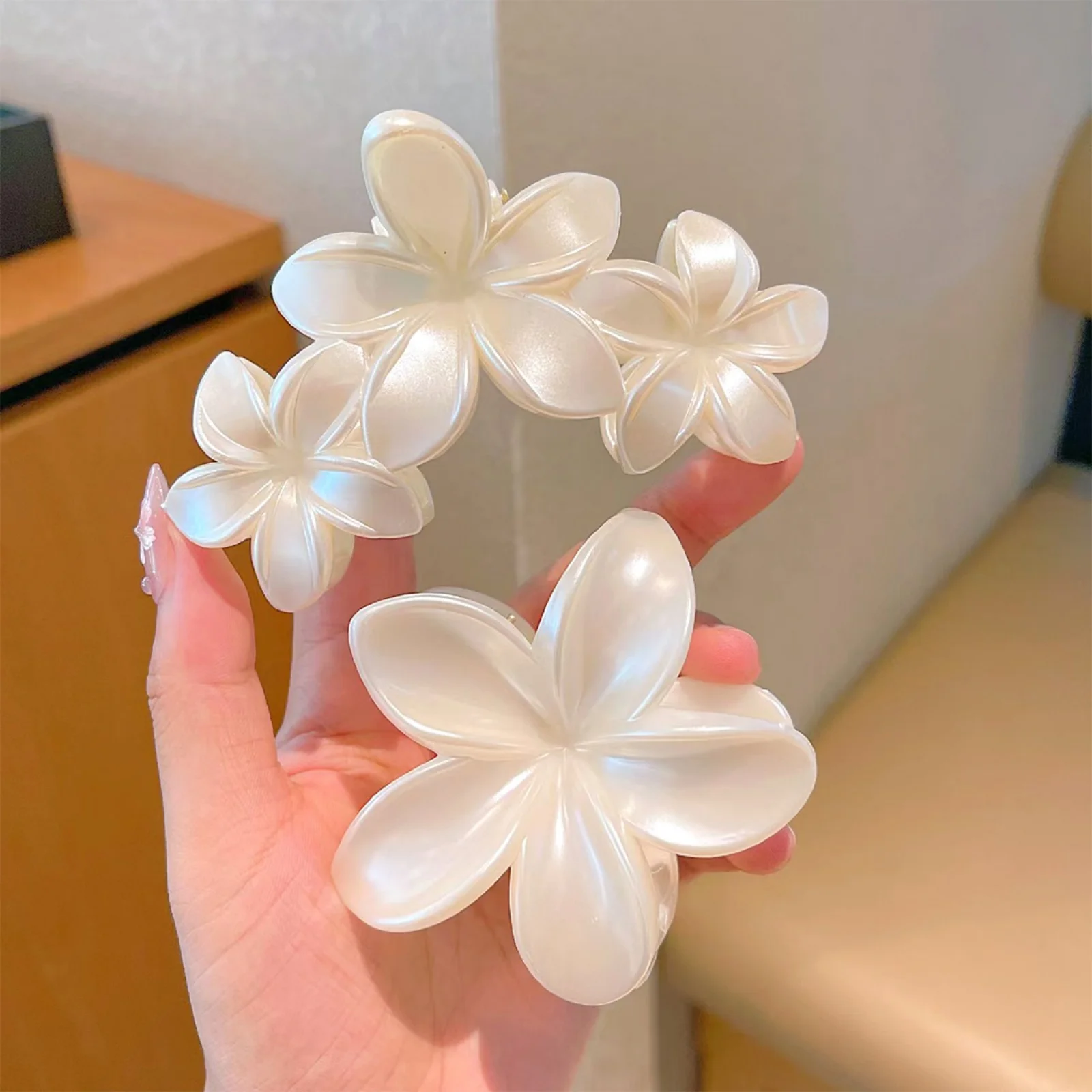 1/2PCS Stylish White Flower - style Hair Claw Clips, Perfect for Adding a Touch of Grace to Your Updo