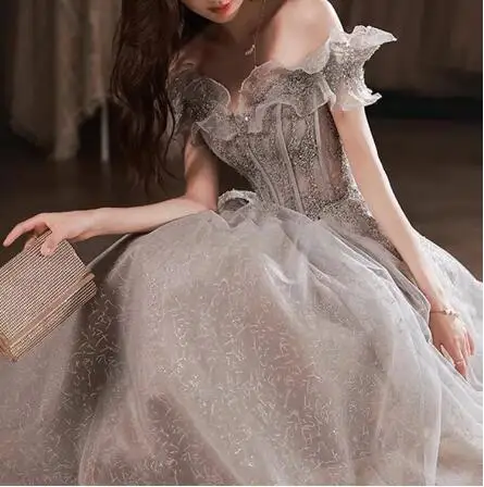 

Блестящее облегающее платье-трапеция с открытыми плечами и блестками