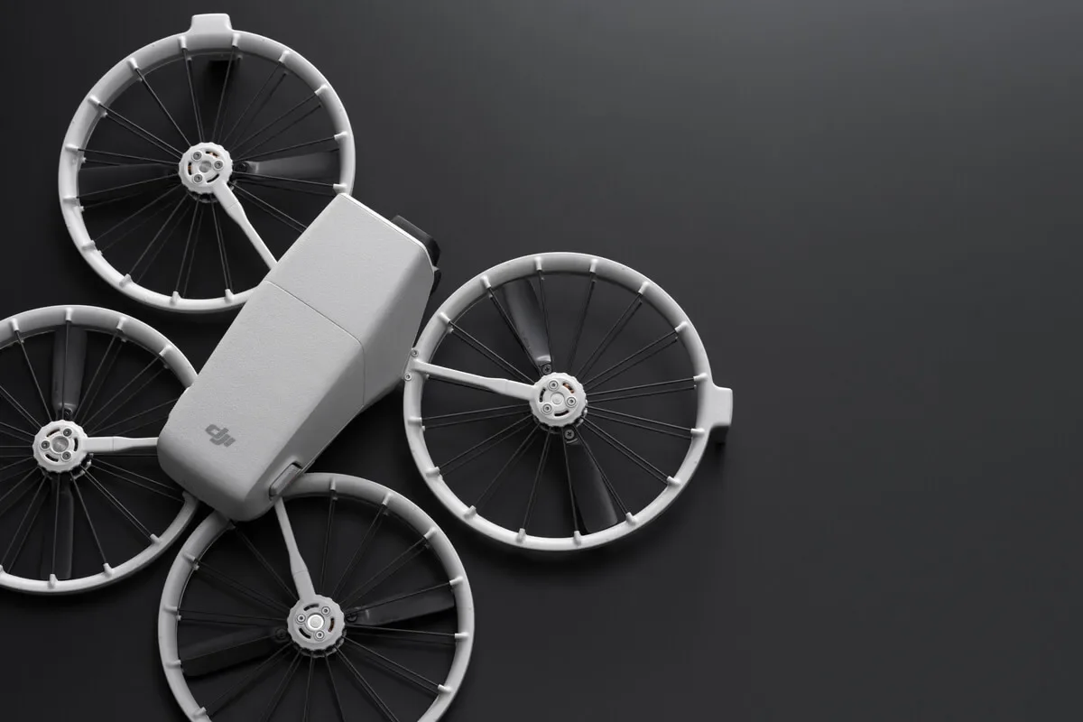 Détail des pales des hélices rabattables DJI Flip, matériau léger et résistant