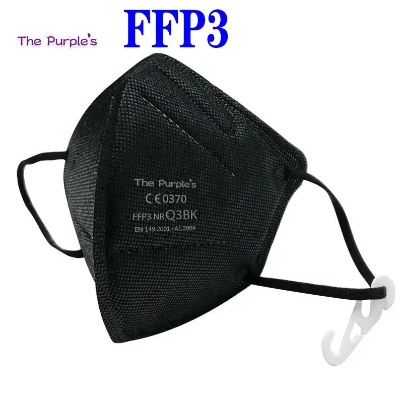 Personne portant un masque de protection respiratoire en extérieur, vue de face.