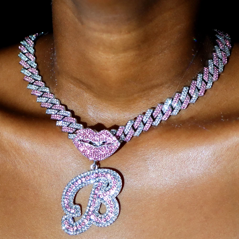 Collar único de cadena cubana rosa con colgante de letra de diamantes de imitación: joyería de moda.