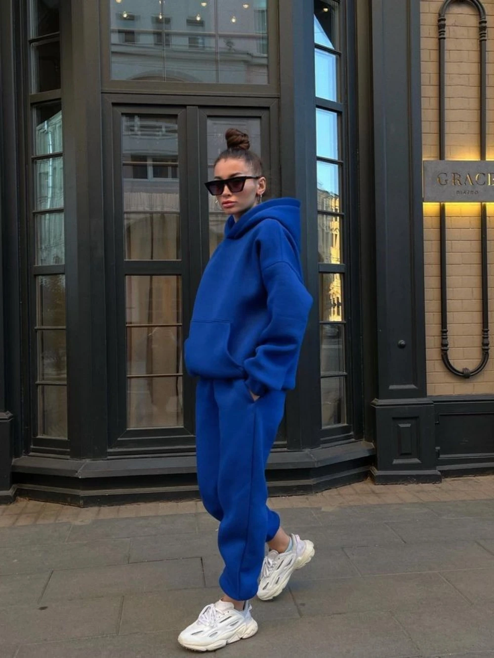 Модный женский спортивный костюм из двух предметов на осень с капюшоном с длинными рукавами и мешковатые брюки комплект для фитнеса Однотонный женский костюм из двух предметов наряды