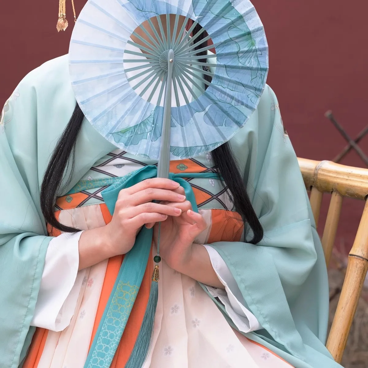 Bamboo Round Hand Fan 'Rain Hits Banana Leaf' Chinese Vintage Fan for Women Hanfu Qipao Dance Performance Oriental Elegant