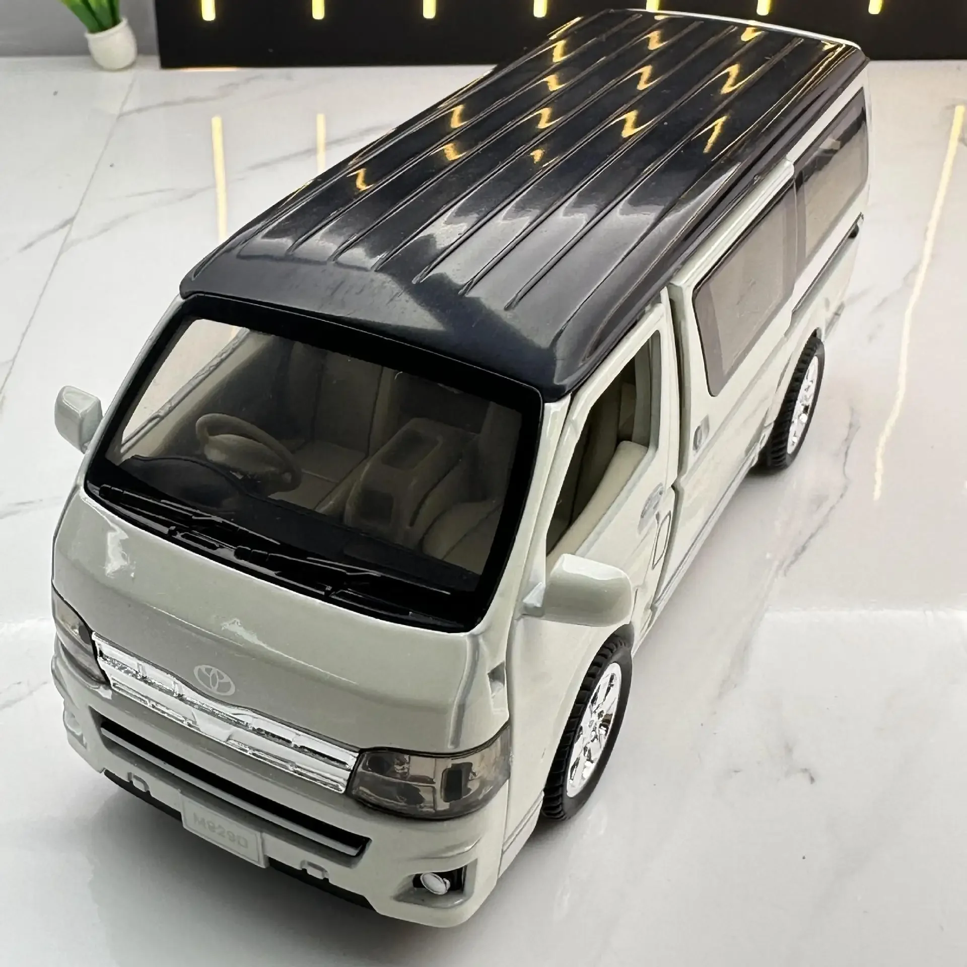 1:32 Toyota Hiace Business Car Model Decoration with Sound and