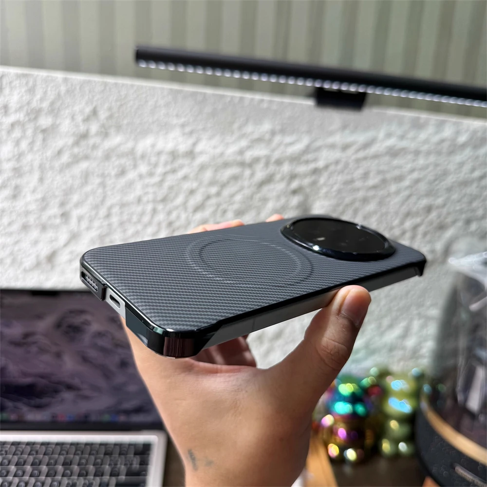 Sleek Frameless Carbon Fiber Pattern Hard Shell with Magnetic Wireless Charging Compatibility