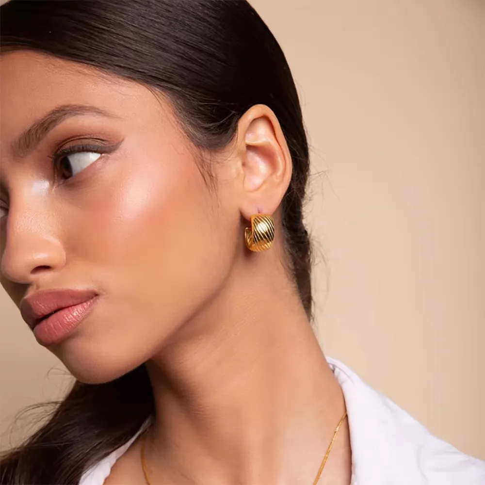 Vintage Geometric Heart Texture Earrings Waterproof Gold Plated Huggie Ear Hoop Everyday Versatile Jewelry Accessories Bijoux