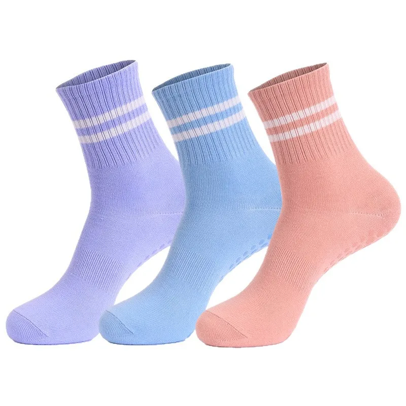 جوارب رياضية ذات أنبوب متوسط منشفة سفلية ماصة للعرق، جوارب أرضية داخلية ناعمة للنساء، جوارب يوجا لاصقة مضادة للانزلاق