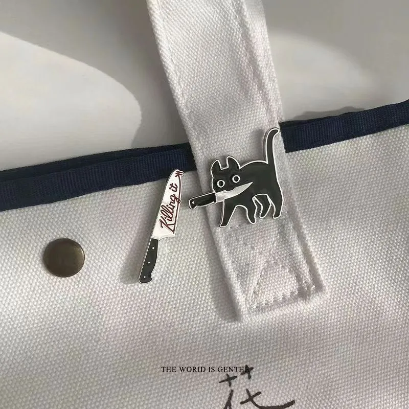 Cartoon Cat With Knife Spilla Smaltata Funny Killer Black Kitty Mew Mew Denim Spilla Fashion Bag Badge Gioielli Regalo Per Amico