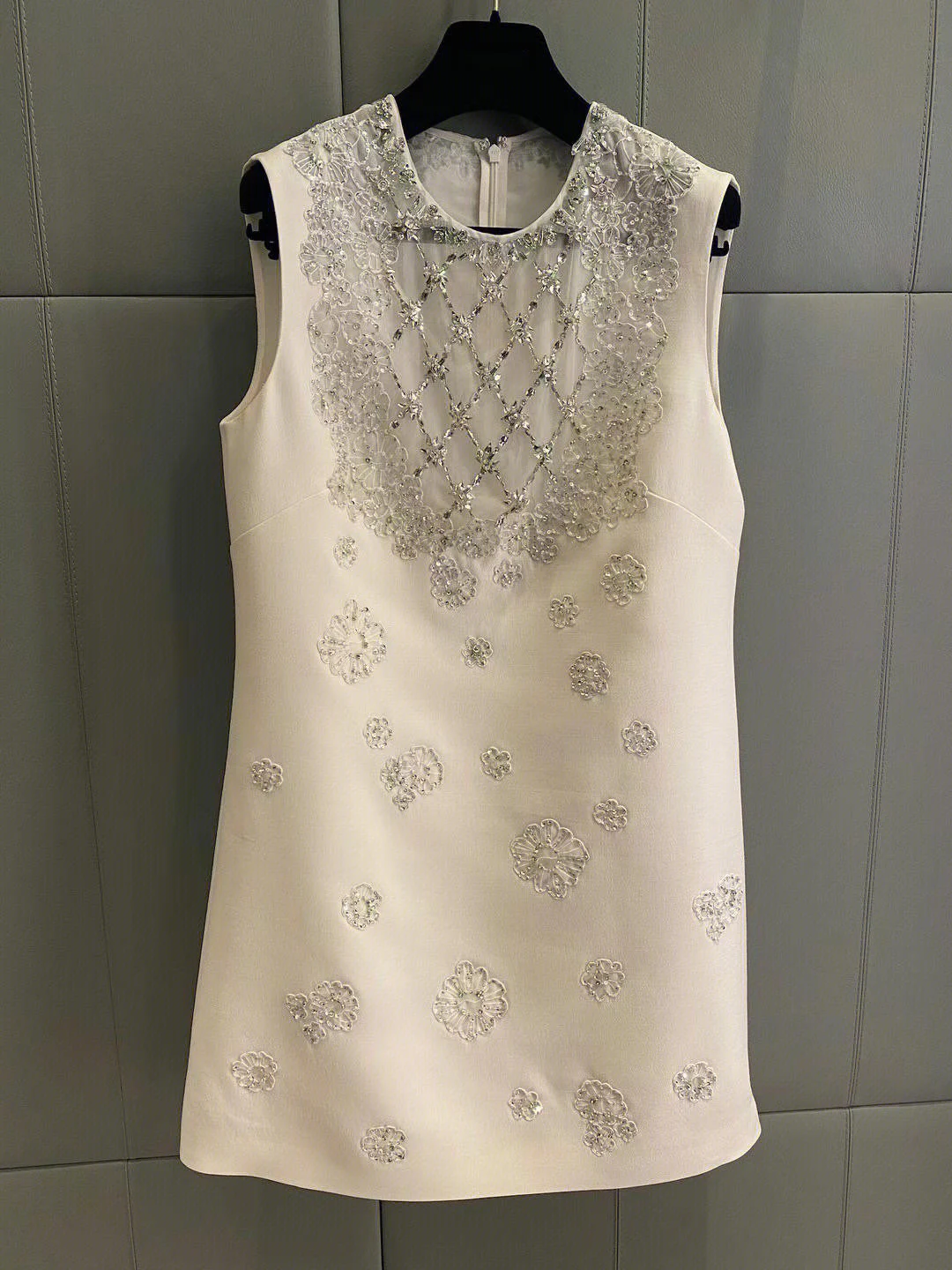 

2023 тяжелые строчки бисера фиксированное Тканое фотоплатье белого цвета. Выглядит очень продвинутым, простой, повседневный и тканевый