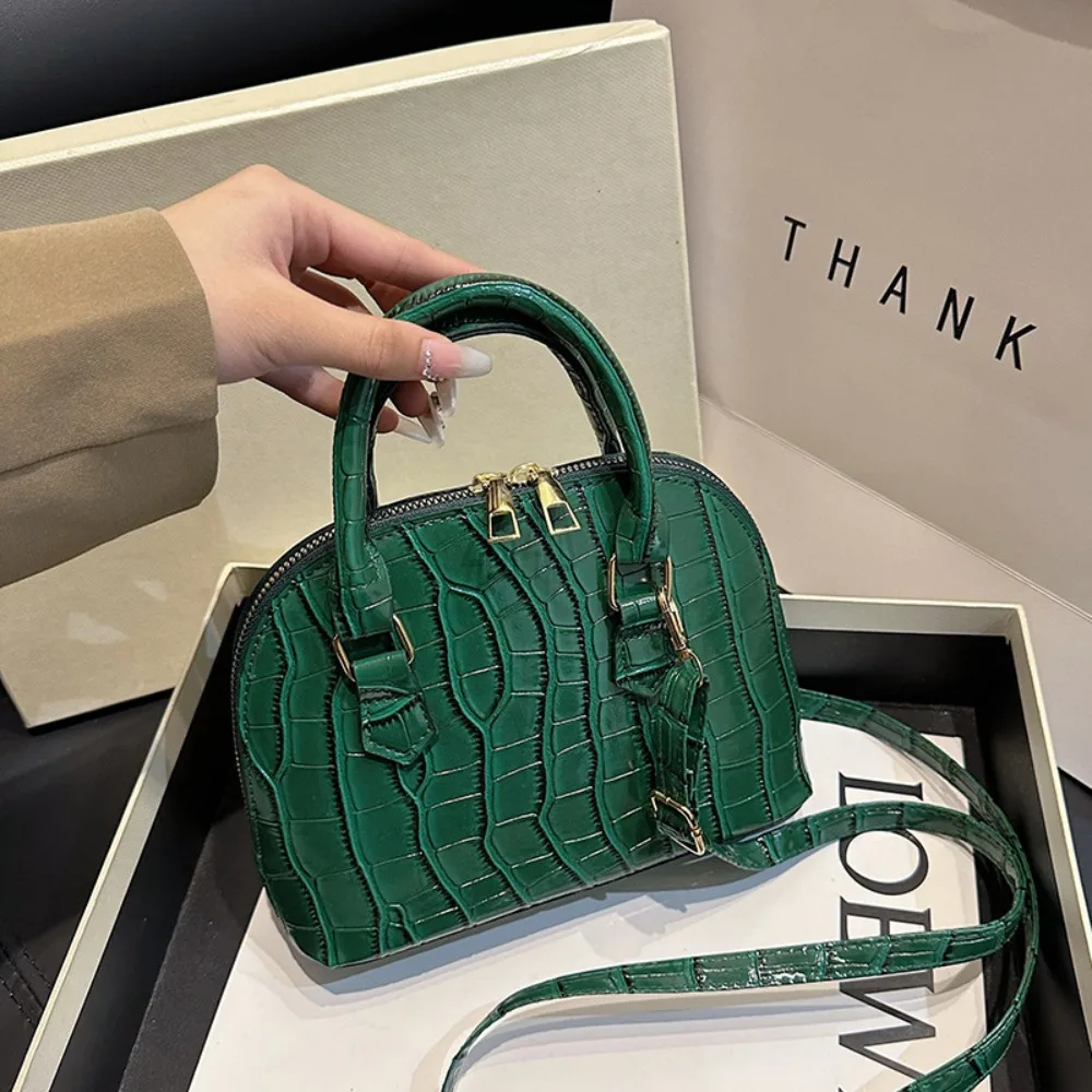 Retro shoulder bag, new women's PU leather fashion, waterproof crocodile pattern, versatile crossbody bag.