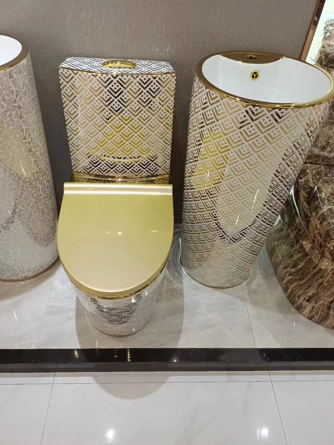 Hot Selling Luxury Design Toilet Ceramic Plating Gold Color Bathroom Toilet Bowl Set