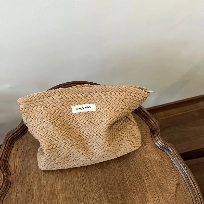 Handmade Crocheted Cotton Makeup Bag Minimalist Zippered Pouch Women's Artisanal Cosmetic Case Compact Handbag for Daily Travel