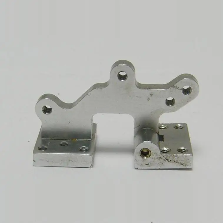 Charnière de porte de cabine en métal pour avion RC installée sur un modèle réduit de Warbird.