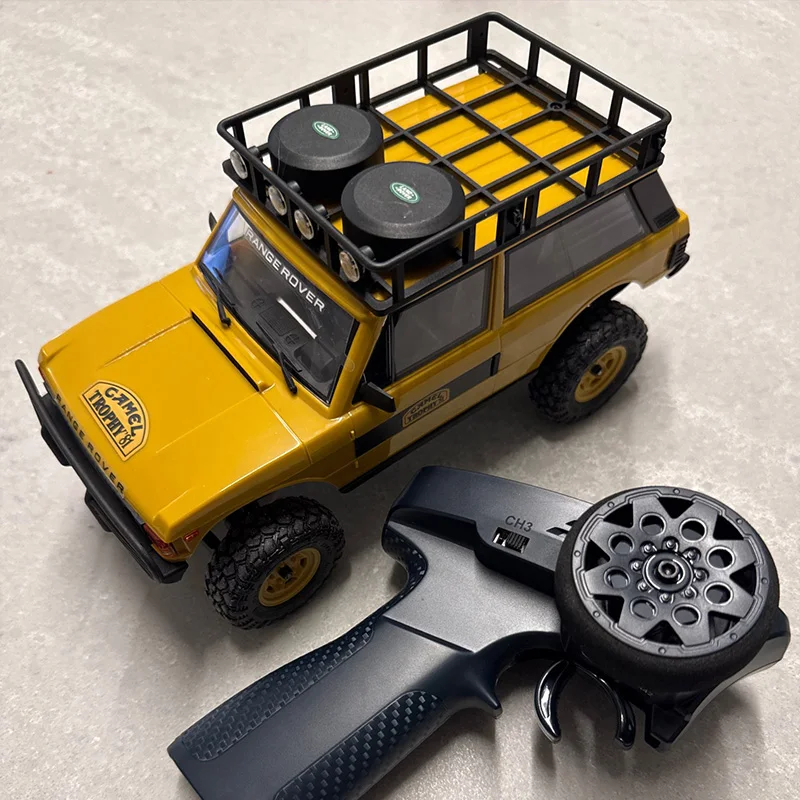 Crawler Buggy RC 4x4 - Land Rover Rover évoluant dans la boue avec ses pneus tout-terrain.