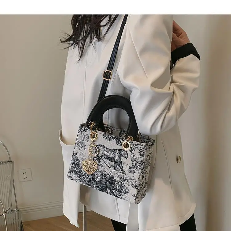 Niche Design Handheld Concubine Bag Trendy High Beauty Women's Bag 2024 New Fashion Versatile One Shoulder Crossbody Bag