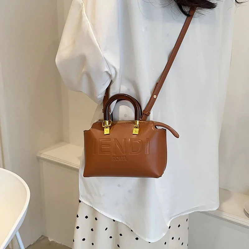 Popular Women's Large Capacity 2024 New Fashion Messenger Niche Hand Holding Pillow Bag