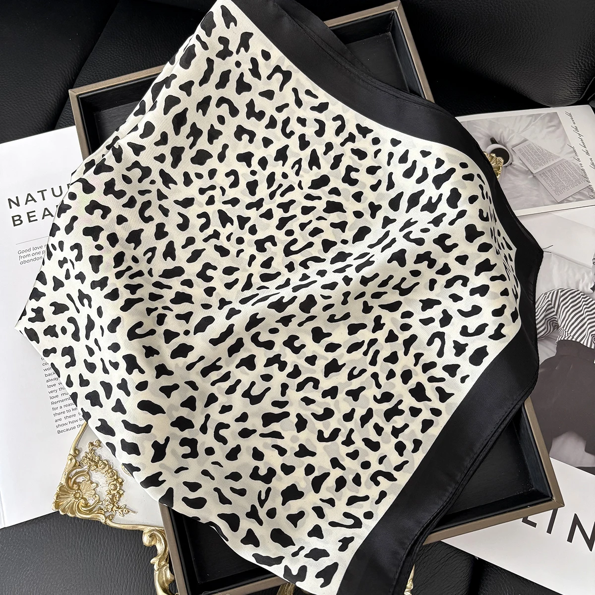 1pc Luxus Marke Leopard Print Bandana Quadrat Schal frauen Imitation Seide Schal Casual Vielseitig Dekoration Kleine Neck Schal – Detail 9