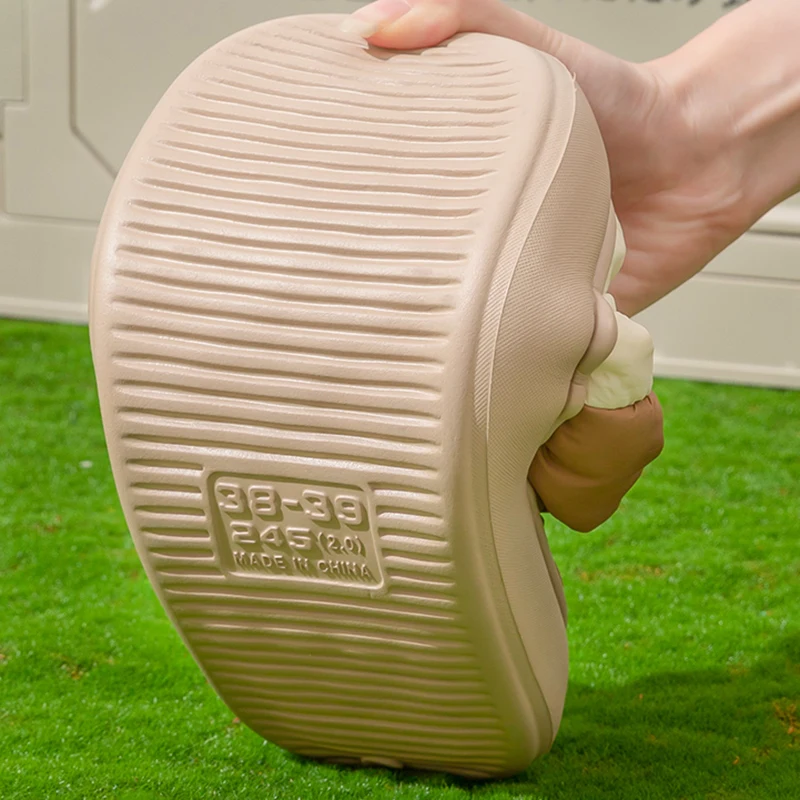 Terliklerin dış mekanda kullanım gösterimi