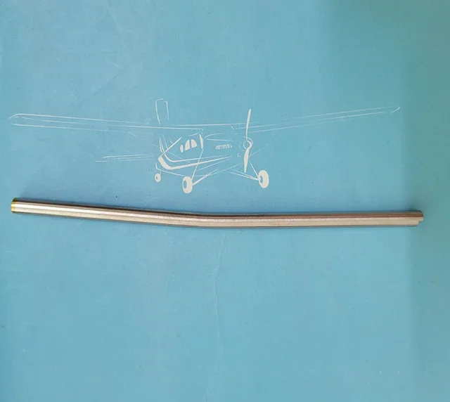 Détail de l'hélice et du gouvernail du bateau RC UDI022-03 Chameau. Achetez ce modèle pas cher pour des courses aquatiques.