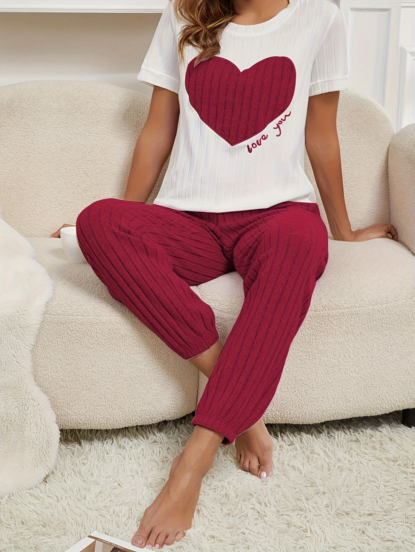 طقم بيجامات نسائي مكون من قطعتين للخريف والشتاء من القماش المضلع الناعم بأكمام قصيرة ورقبة مستديرة وبنطلون ملابس للاستلقاء